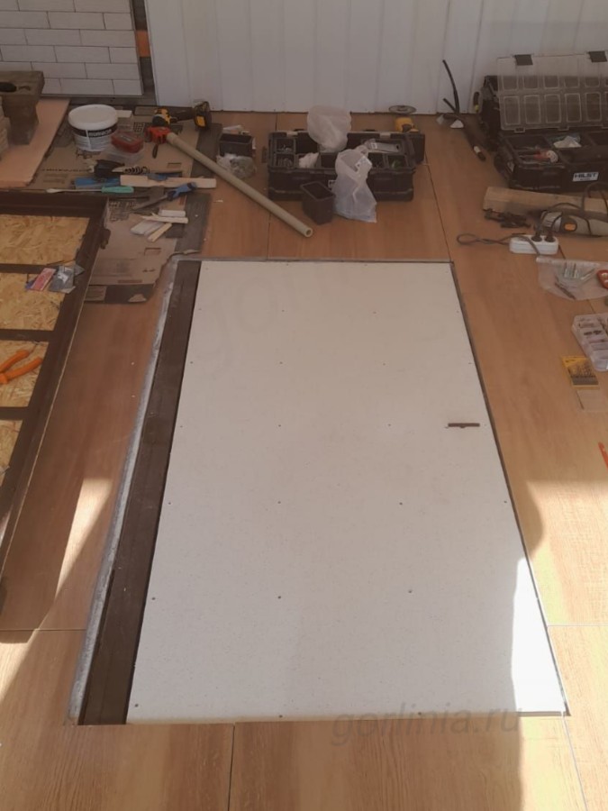 Люк для пластикового погреба под скрытую облицовку напольной плиткой