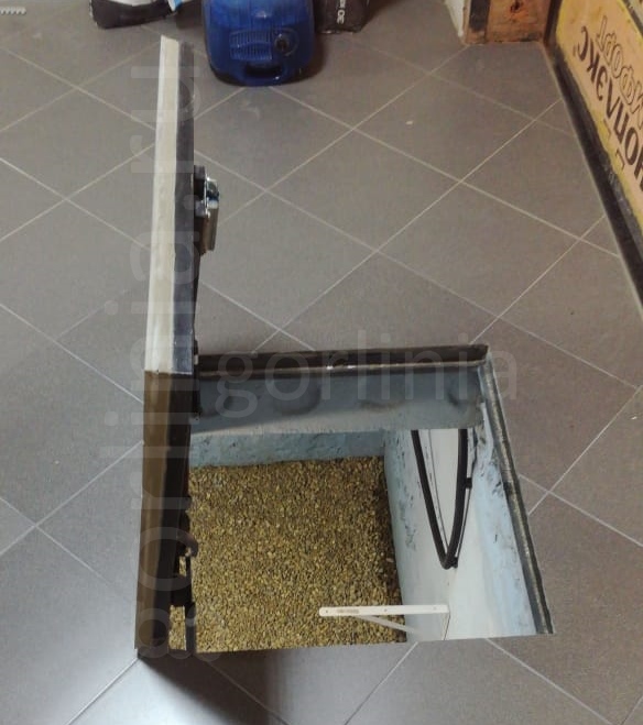 Люк в подвал Stels уголок с открытой крышкой Напольный люк Stels в раме уголок